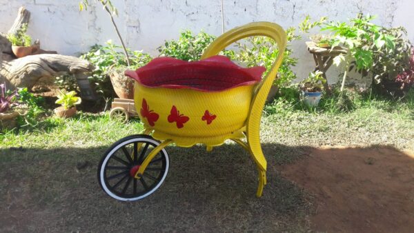 Floreira carrinho de mão feita com pneu reciclado e roda giratória - Imagem 3